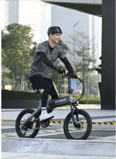 英格威電動(dòng)車(chē) 引領(lǐng)年輕一代出行新風(fēng)尚